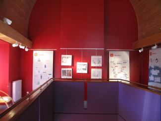 panneaux exposition sur mur rouge