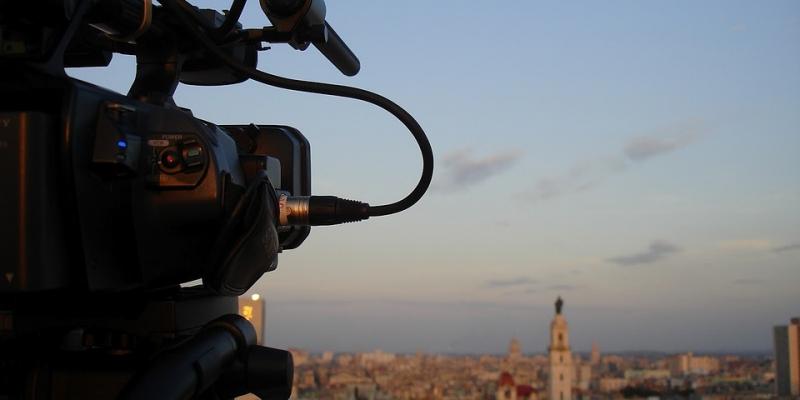 caméra de cinéma surplombant une ville