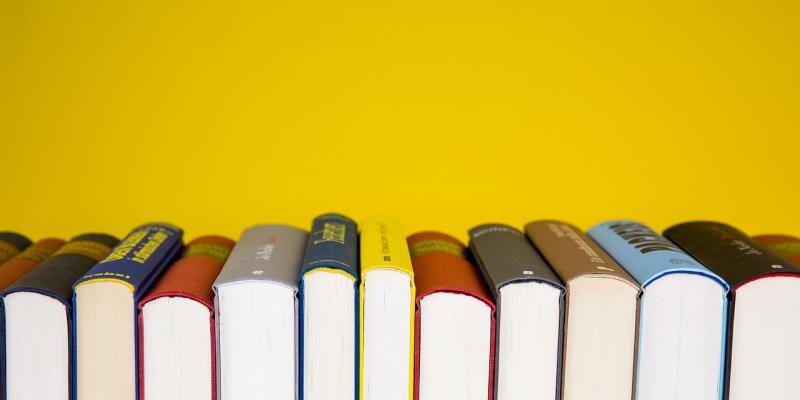 livres alignés sur fond jaune