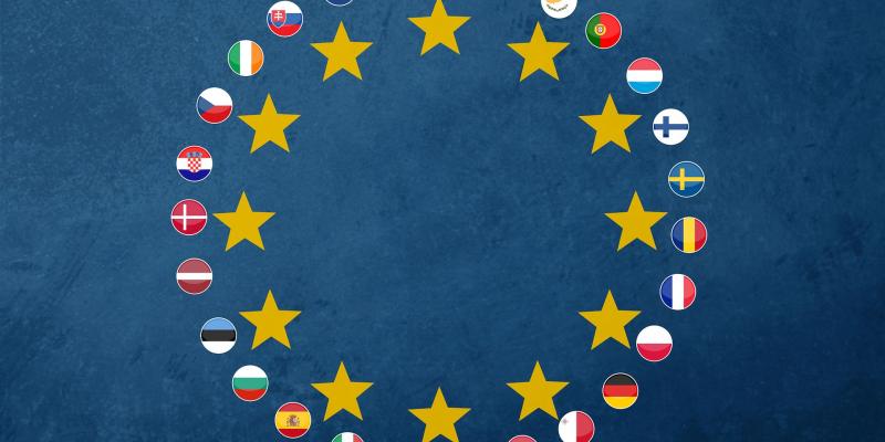 Drapeaux des 27 pays composant l'Europe en cercle avec des étoiles autour et sur fond bleu