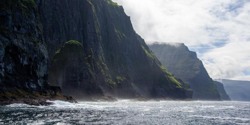 visualisation de rochers d'une île, falaises et eau autour