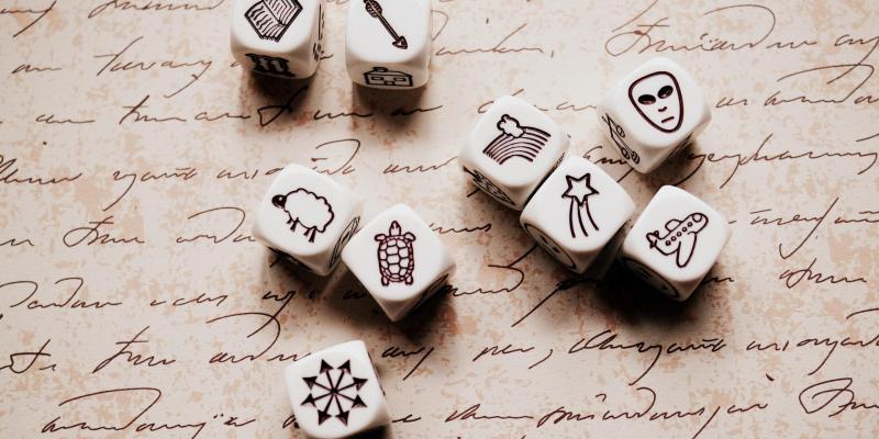 Dés de story cubes sur une page écrite de poésie