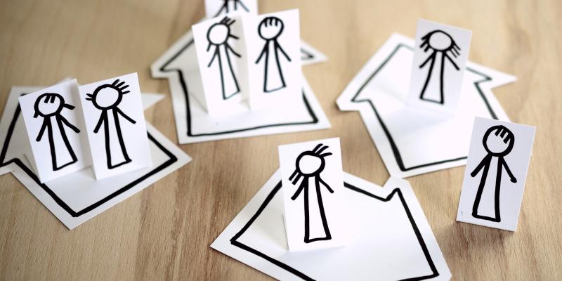 petits bonhommes en papier représentant les différents types de famille